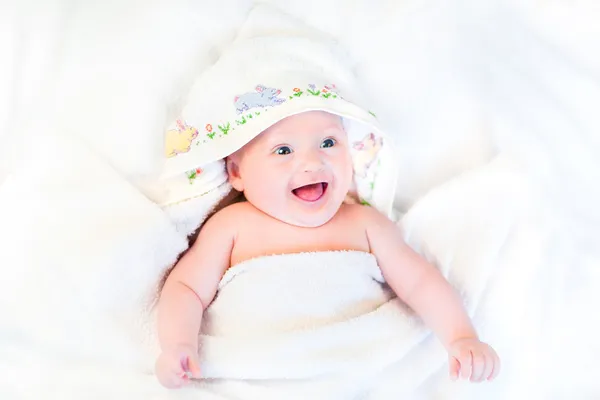 Glad skrattande bebis efter bad — Stockfoto