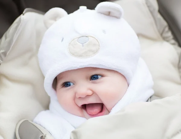 Bebê de chapéu de urso de pelúcia — Fotografia de Stock