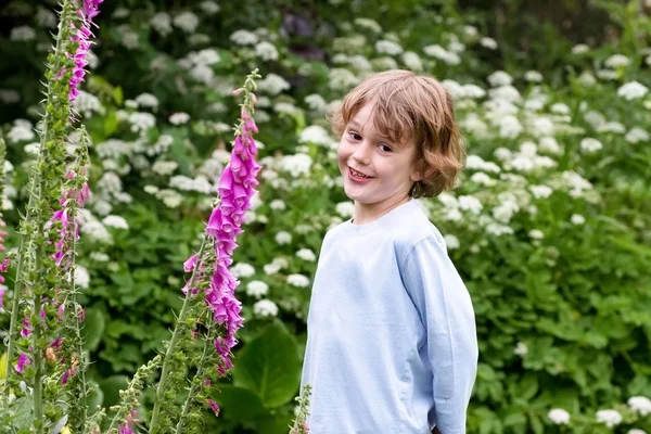 Little boy playing in the garden — Stock Photo, Image