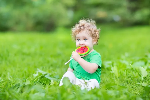 Bayi perempuan makan permen semangka — Stok Foto