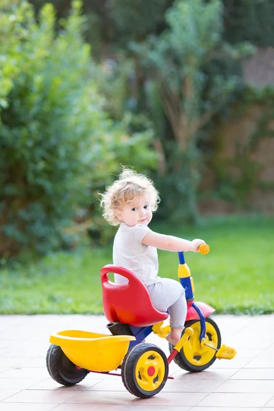 Baby flicka rider sin första cykel — Stockfoto