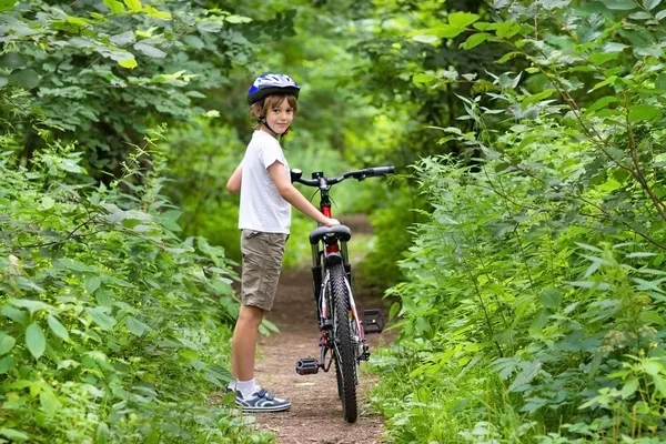 Schüler fährt Fahrrad — Stockfoto