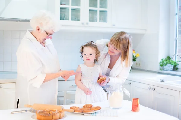 Abuela horneando un pastel de manzana con su nieta — Foto de Stock