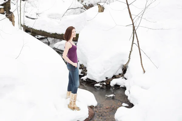 Donna in escursione in una foresta invernale — Foto Stock