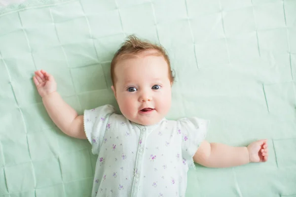 Hermosa niña con ojos azules — Foto de Stock