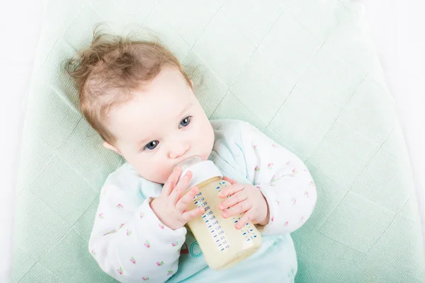 かわいい赤ちゃんのミルクを飲む — ストック写真