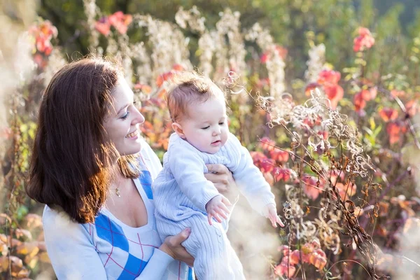 Mamma leker med dottern baby — Stockfoto