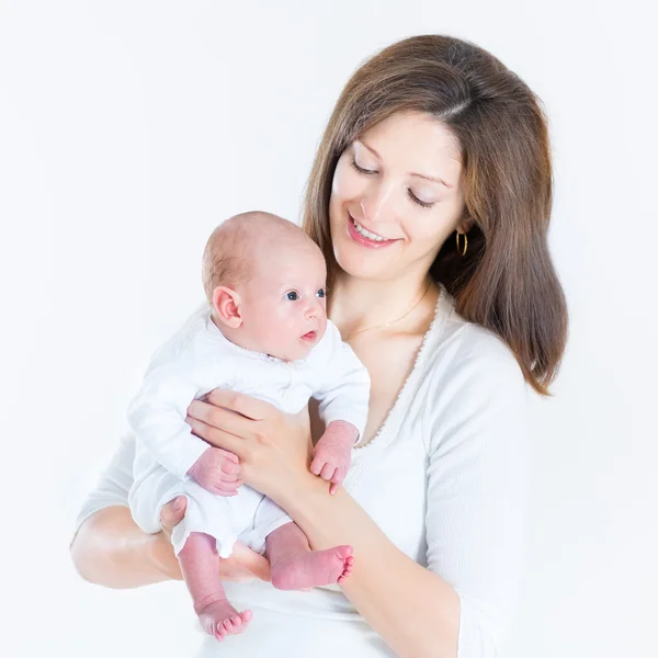 Joven madre sosteniendo a su bebé recién nacido — Foto de Stock