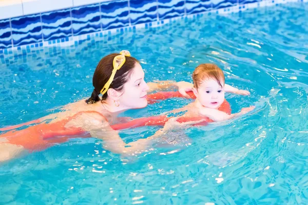 Мать с ребенком в бассейне — стоковое фото