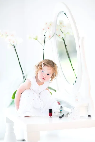 Toddler girl playing with make up and cosmetics — Stock Photo, Image