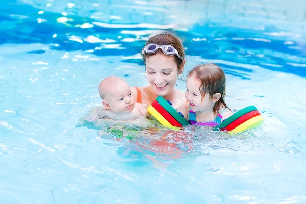2 人の子供のスイミング プールで楽しんで若いアクティブな母親 — ストック写真
