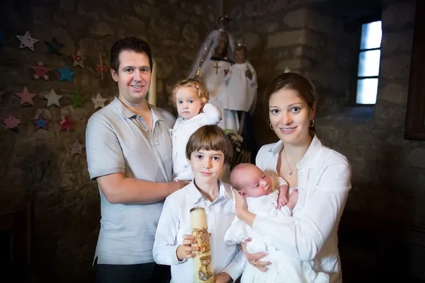 Familie vieren van het doopsel van hun pasgeboren baby — Stockfoto