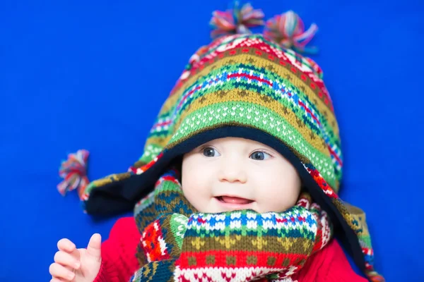 Dulce bebé en un sombrero de punto colorido y bufanda —  Fotos de Stock