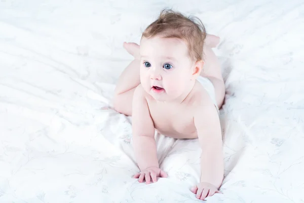 Bebê deitado em um cobertor branco — Fotografia de Stock