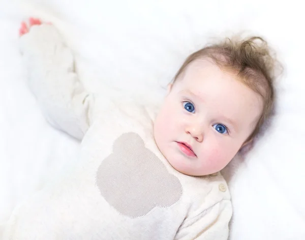 Baby trägt einen warmen Strickpullover — Stockfoto