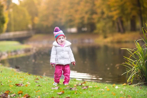 Petite fille marchant à côté d'une rivière — Photo