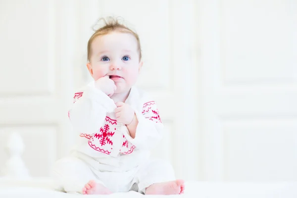 Baby trägt Strickpullover mit Weihnachtsschmuck — Stockfoto