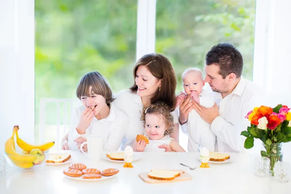 Young family having fun together — Stock Photo, Image