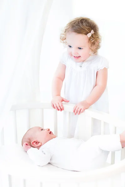 Girl and her newborn baby brother — Stock Photo, Image