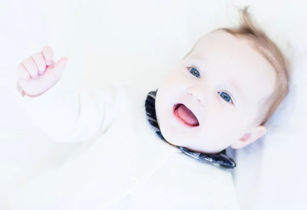 Baby flicka i en vit skjorta med rutigt svart krage — Stockfoto