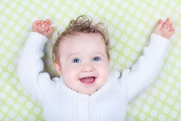 Engraçado rindo bebê feliz com belos olhos azuis — Fotografia de Stock