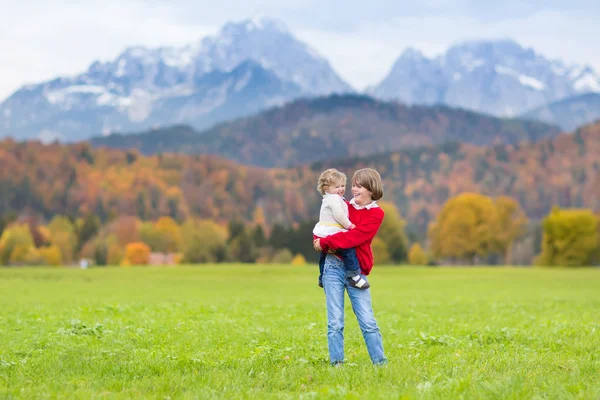 Pojke leker med sin lillasyster för småbarn — Stockfoto