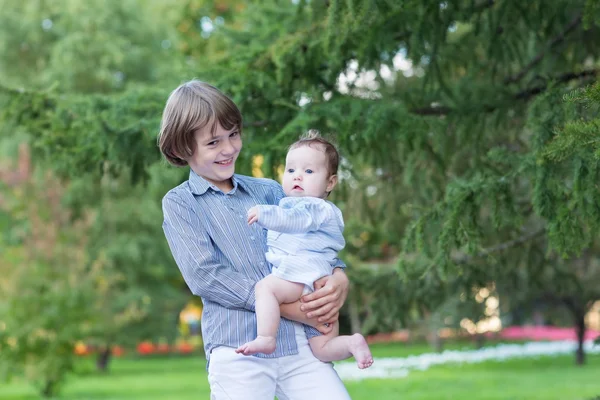 Fratello e sorella in un parco — Foto Stock