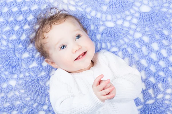 Petit bébé sur une couverture tricotée à la main — Photo
