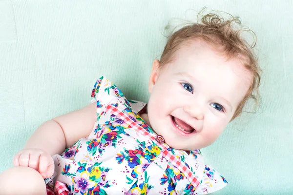 Yeşil örgü battaniye bebek kız — Stok fotoğraf