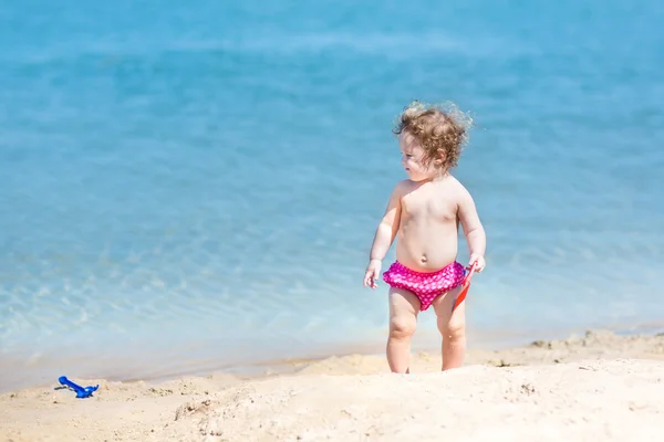 Mädchen spielt am Strand — Stockfoto