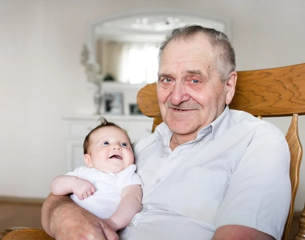 Dziadek gospodarstwa noworodka baby girl — Zdjęcie stockowe