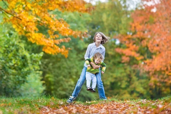 Fratello e bambino sorella giocare insieme — Foto Stock