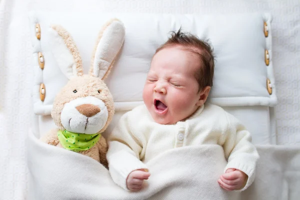 Bebé niña con conejito juguete — Foto de Stock