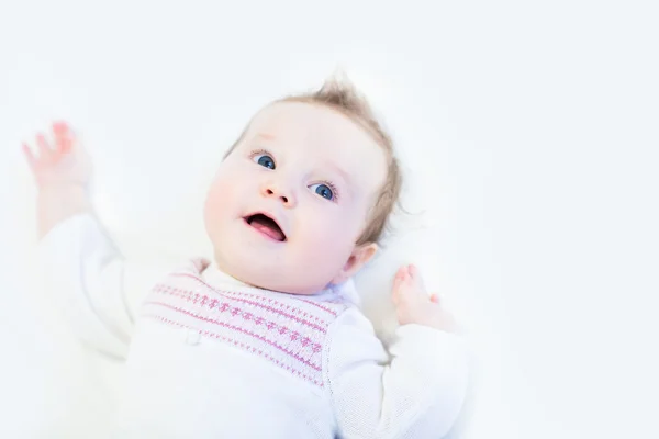 Kleine baby spelen op haar buik — Stockfoto