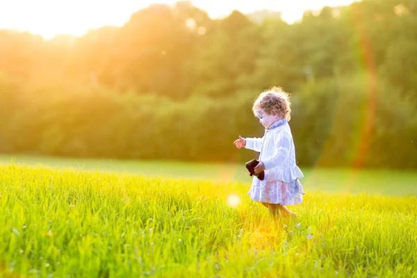 Baby flicka gå i höst-fält — Stockfoto