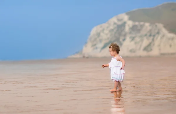 Bambina che cammina su una spiaggia esotica — Foto Stock