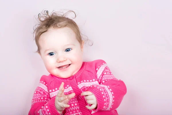 Meisje van de baby in een roze gebreide trui — Stockfoto