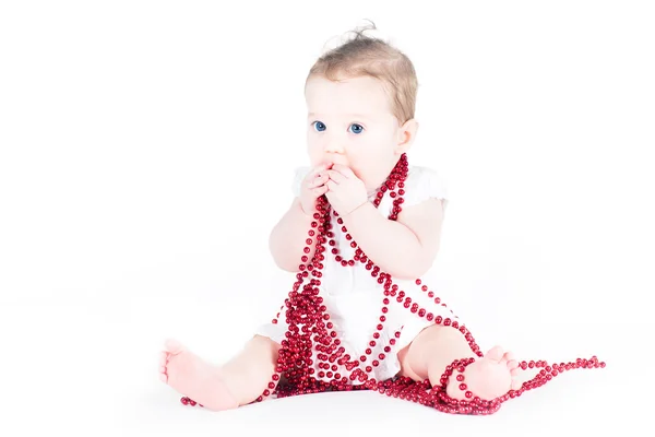 Ragazza che gioca con collana rossa — Foto Stock