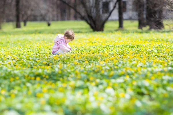 Fille jouer dans le jardin — Photo