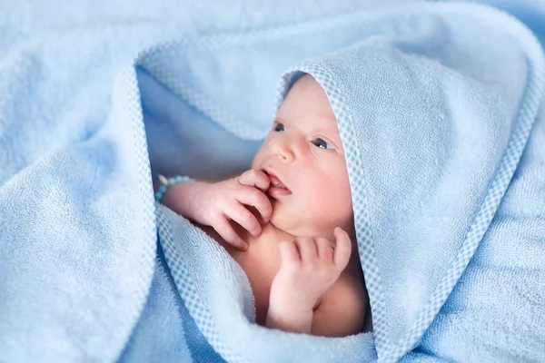 Bebé recién nacido relajándose después de un baño — Foto de Stock