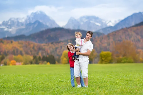 Père jouant avec ses enfants dans les montagnes — Photo