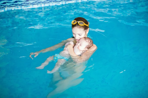 Mamma med barn i poolen — Stockfoto