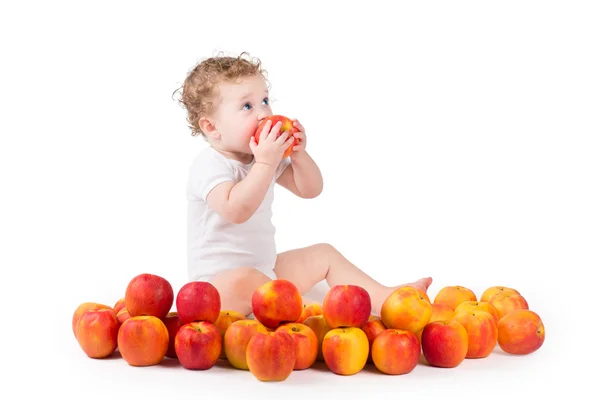 Dolce bambino che mangia una mela rossa — Foto Stock