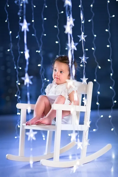 Petite fille relaxante dans un fauteuil à bascule blanc — Photo