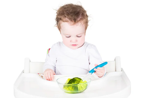 Bebé comiendo brócoli —  Fotos de Stock