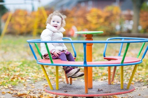 Baby flicka i höst park — Stockfoto