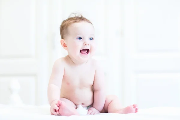 Bebé sentado en un vivero blanco —  Fotos de Stock