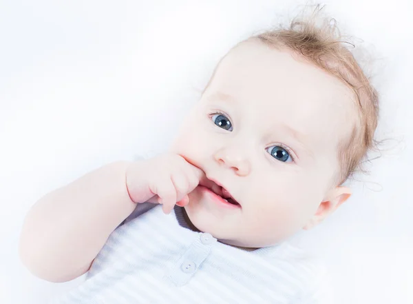 Kleines Baby im blauen Strickpullover — Stockfoto