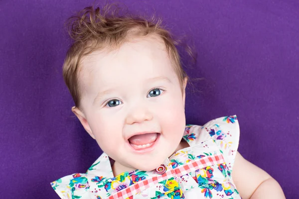 Menina bebê em um cobertor roxo — Fotografia de Stock