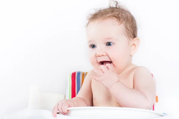 Lindo bebé sentado en una silla alta — Foto de Stock